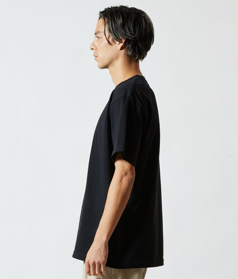 6.2オンスプレミアムTシャツ（5942-01）｜モデル身長182cm　ブラック/XLサイズ　側面